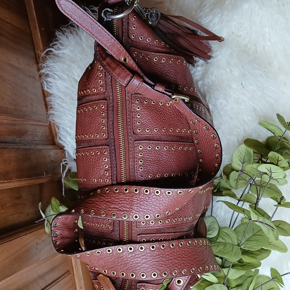 MICHAEL KORS CROSSBODY REDUCED FOR QUICK SALE - Picture 3 of 17